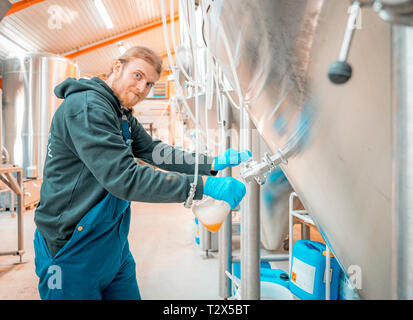 La produzione di birra presso la birreria Qajaq, Narsaq in Groenlandia Foto Stock