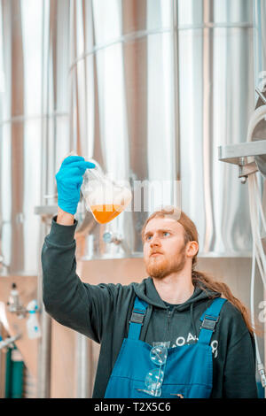 La produzione di birra presso la birreria Qajaq, Narsaq in Groenlandia Foto Stock