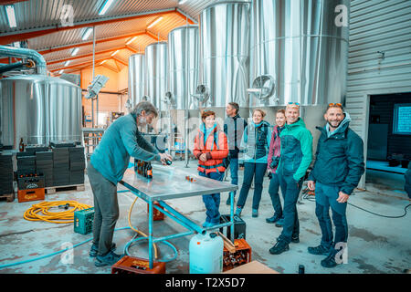 I turisti la degustazione della birra presso il birrificio Qajaq, Narsaq in Groenlandia Foto Stock