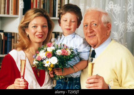 Der Altschauspieler Gunther Phillip posiert mit circuizione Ehefrau Gisela Kirchberg und seinem Sohn für ein Foto, Köln ca. 1992. Il vecchio attore Gunther Phillip pone con sua moglie Gisela Kirchberg e suo figlio per una foto, Colonia ca. 1992 Foto Stock