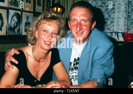 Der Komiker, Schauspieler, Kabarettist und Sänger Mike Krüger und seine Frau ca. 1990. Il comico, attore cabarettista e cantante Mike Krüger ca. 1990. Foto Stock