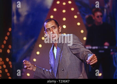 Stephan Remmler, deutscher Sänger, in der TV-Show 'Peters Musikrevue', Deutschland ca. 1992. Cantante tedesco Stephan Remmler eseguendo in TV Tedesca, Germania ca. 1992. Foto Stock