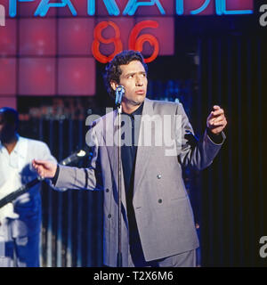 Stephan Remmler, deutscher Sänger, in der ZDF Hitparade, Deutschland 1986. Cantante tedesco Stephan Remmler esecuzione in una TV tedesca il grafico mostra, Germania 1986. Foto Stock