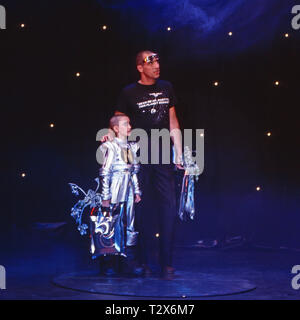 Stephan Remmler, deutscher Sänger, mit Sohn Cecil (?), Deutschland ca. 1993. Cantante tedesco Stephan Remmler eseguendo, Germania ca. 1993. Foto Stock