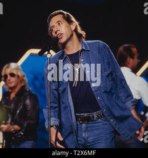 Stephan Remmler, deutscher Sänger, bei einem Auftritt im Fernsehen, Deutschland 1989. Cantante tedesco Stephan Remmler eseguendo in TV Tedesca, Germania 1989. Foto Stock