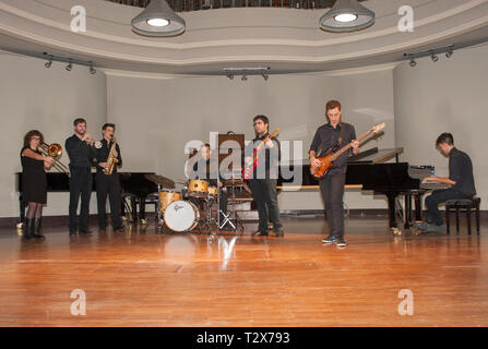 Giuseppe Verdi di Torino Conservatorio Statale di Musica big band composta da Trombone, tromba, sassofono, percussioni, chitarra elettrica, basso pianoforte Foto Stock