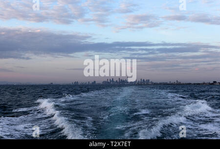 Visitare l'Australia. Panorami e paesaggi scenic dell Australia. Città di Melbourne, Victoria da Port Phillip Bay. tramonto, sera, al tramonto Foto Stock