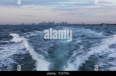 Visitare l'Australia. Panorami e paesaggi scenic dell Australia. Città di Melbourne, Victoria da Port Phillip Bay. Foto Stock