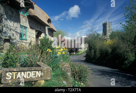 Cottage con il tetto di paglia e e la parrocchia di Tutti i Santi nella chiesa Godshill, Isola di Wight Foto Stock