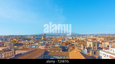 Panorama del centro storico di Catania con il monte Etna, Sicilia, Italia Foto Stock
