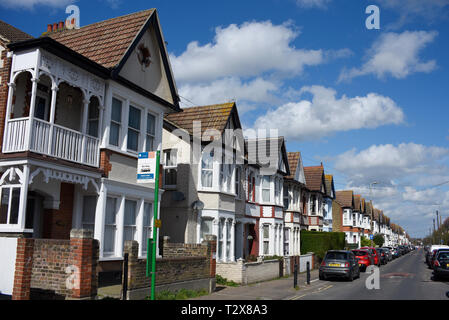 Hainault Avenue, Westcliff on Sea, Essex, Regno Unito. Epoca edoardiana alloggiamento convertito appartamenti tipico dell'area ad alta densità. Alloggiamento di terrazza, parcheggio sulla strada Foto Stock