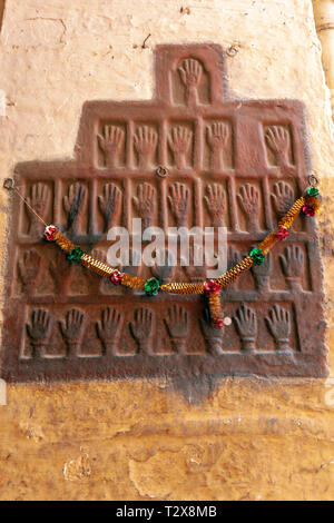 Sati Handprints In Mehrangarh, Mehran Fort, Jodhpur, Rajasthan, India Foto Stock