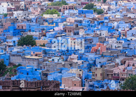 Vista del egli città blu dal Forte Mehrangarh, Jodhpur, Rajasthan, India Foto Stock