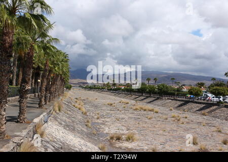 Ausgetrockneter Kanal im Touristenort Maspalomas auf der Kanarischen Insel Gran Canaria im Frühjahr Foto Stock