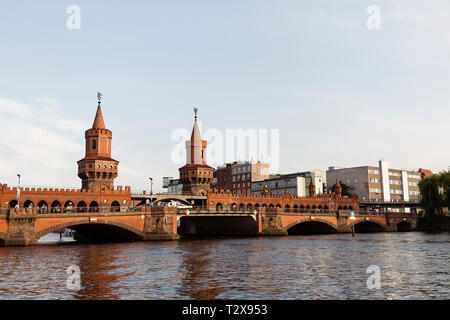 Berlino, Germania presso il ponte Oberbaum, collegando Kreuzberg e Friedrichshain distretti oltre il fiume Sprea. Foto Stock