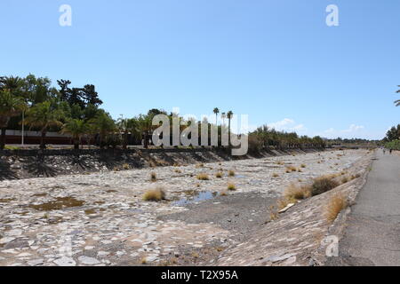 Ausgetrockneter Kanal im Touristenort Maspalomas auf der Kanarischen Insel Gran Canaria im Frühjahr Foto Stock