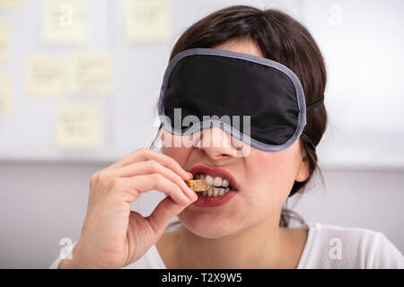 Ritratto di occhi bendati giovane donna cibo di test Foto Stock