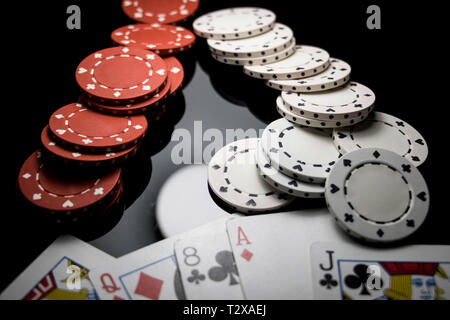 Giocare a poker al Casino. Sentirsi fortunati andando il gioco d'azzardo. Carte e poker chips close up. Foto Stock