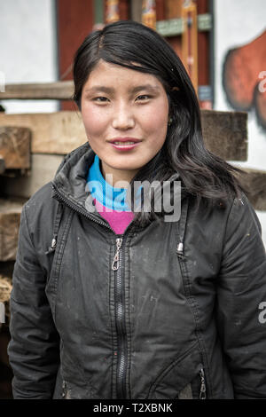 Ritratto di una giovane donna nel villaggio di Woche, Gasa distretto, Snowman Trek, Bhutan Foto Stock