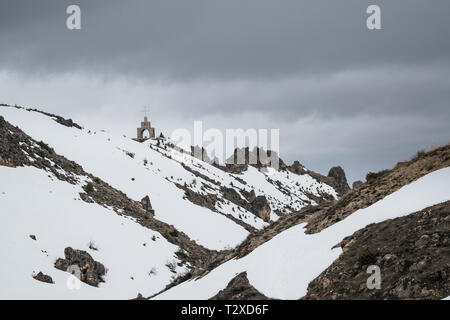 Questa è una cattura di una montagna innevata paesaggio scattate nel Nord Libano Foto Stock