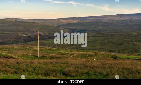 Cumbria paesaggio con alcune pecore, visto dalla A686 tra Alston e Hartside Top, Cumbria, England, Regno Unito Foto Stock