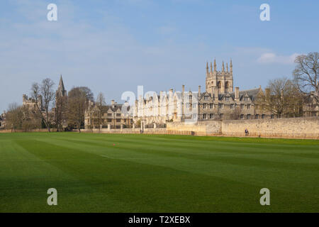 Merton College di Oxford presto su un mattino soleggiato, visto dalla Chiesa di Cristo Prati Foto Stock