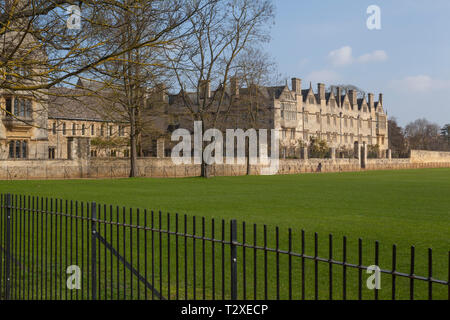 Merton College di Oxford presto su un mattino soleggiato, visto dalla Chiesa di Cristo Prati Foto Stock