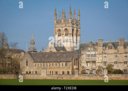 Merton College di Oxford presto su un mattino soleggiato, visto dalla Chiesa di Cristo Prati Foto Stock