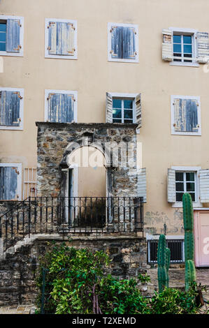 La facciata di un ordinario vecchio edificio con una porta e finestre in Montenegro. Alloggiamento tradizionali. Foto Stock