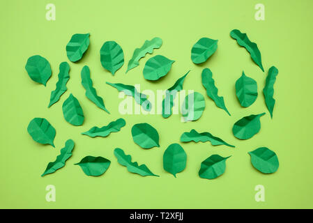 Gli spinaci e foglie di rucola costituito da carta su sfondo verde. Il minimo, creative vegan, sano o alimentare il concetto d'arte. Lay piatto. Vista superiore Foto Stock