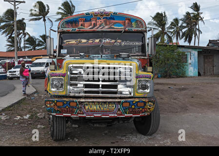 Verniciato colorato bus di pollo in puerto lindo panama Foto Stock