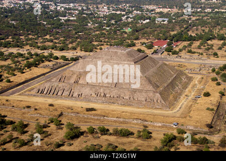 Vista aerea della Piramide del sole probabilmente utilizzata come un religioso e centro sacrificale, è la terza più grande piramide nel mondo. Foto Stock