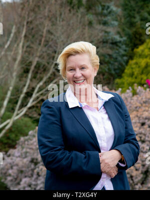 Penny Streeter, il nuovo proprietario a premere anteprima prima della apertura della classe Leonardslee giardino, Horsham West Sussex, in Inghilterra Foto Stock