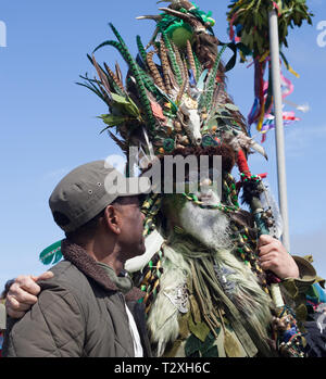 I partecipanti nella loro favolosa costumi verde a Jack nel verde festival durante il giorno di maggio weekend, West Hill, Hastings, East Sussex, Regno Unito Foto Stock