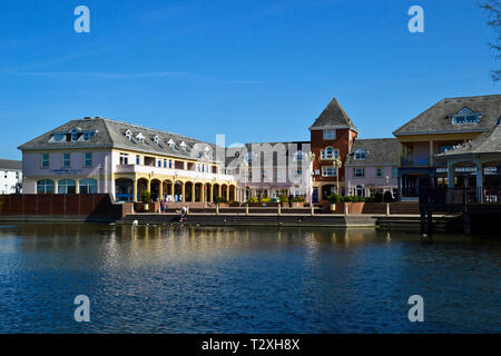 Il centro del villaggio a Watermead, Aylesbury, Buckinghamshire, UK Foto Stock