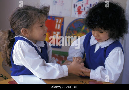 Due scuola primaria ragazze combattimenti Foto Stock