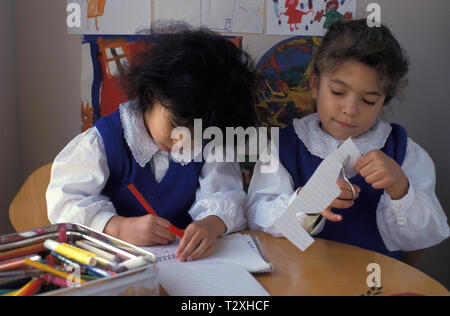 Due bambine in classe Foto Stock