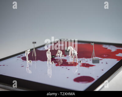 Forensics alla scena del crimine con persone in miniatura sul tablet pc Foto Stock