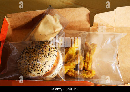 Hamburger di pollo pasto set di imballaggi in plastica nella scatola di carta Foto Stock