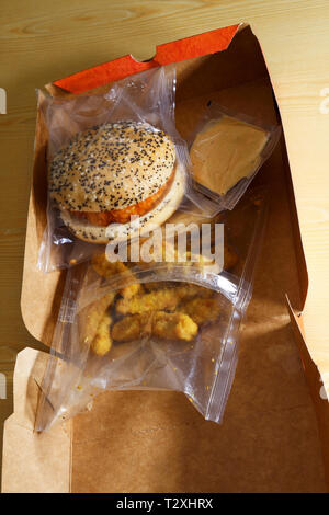 Hamburger di pollo pasto set di imballaggi in plastica nella scatola di carta Foto Stock