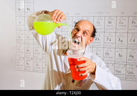 Persone di mezza età caucasian mad professor Foto Stock