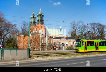 Il tram che passa la cattedrale di San Pietro e di san Paolo nella città polacca di Poznan in Polonia Foto Stock