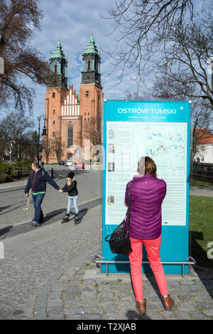 Donna che legge la scheda di informazioni al di fuori della cattedrale in Ostrow Tumski isola nella città polacca di Poznan in Polonia Foto Stock