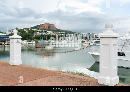 Barche in Townsville Marina con la Collina del Castello di background, concentrarsi su paracarri Foto Stock