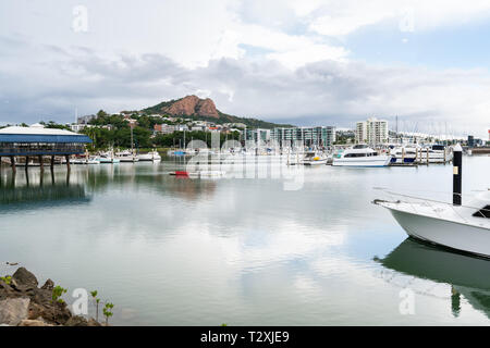 Barche in Townsville Marina con la Collina del Castello in background Foto Stock