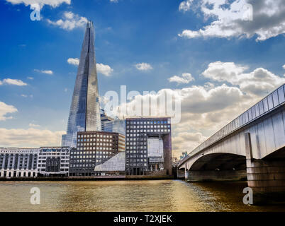 Londra, UK, ago 2018, la vista Shard dalla River Thames North Bank by London Bridge in estate Foto Stock