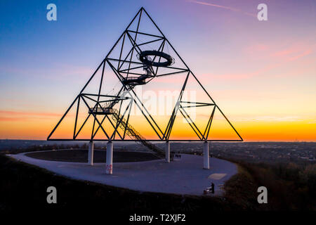 Il tetraedro sulla discarica a Beckstra§e di Bottrop, walk-in punti di riferimento di scultura, Ruhrgebiet, la zona della Ruhr, Germania, Foto Stock