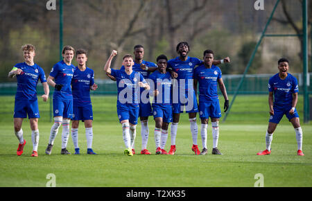 Chelsea giocatori celebrare la vittoria per sanzioni durante la UEFA Youth League quarti di finale match tra Chelsea U19 e Dinamo Zagreb U19 a Stamford Foto Stock