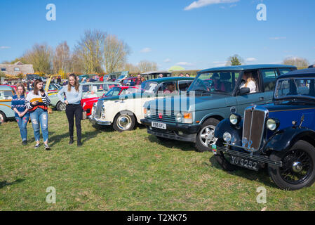 Thriplow, Cambridge, Inghilterra, Regno Unito - Marzo 2019: classica vecchia auto vintage visualizza mostra allestita in un campo aperto all'aperto con persone che guardano i veicoli Foto Stock