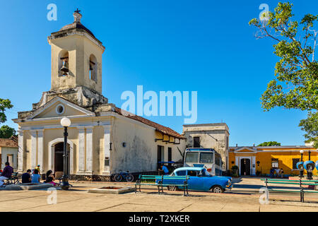 La piazza centrale della città cubane con chiesa Iglesia San Francisco de Paula, Trinidad, Cuba Foto Stock